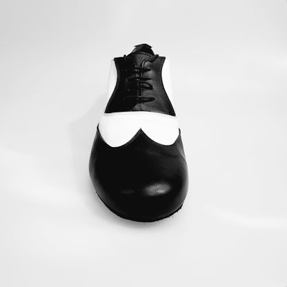 Scarpa stringata Fred MS12 in pelle nera e bianca con punta tonda, stile Oxford, marca Wish Dance Shop.