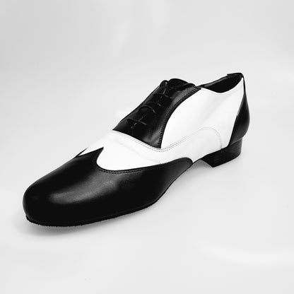 Scarpa stringata Fred MS12 in pelle nera e bianca, forma tonda, modello Oxford, elegante e classica.