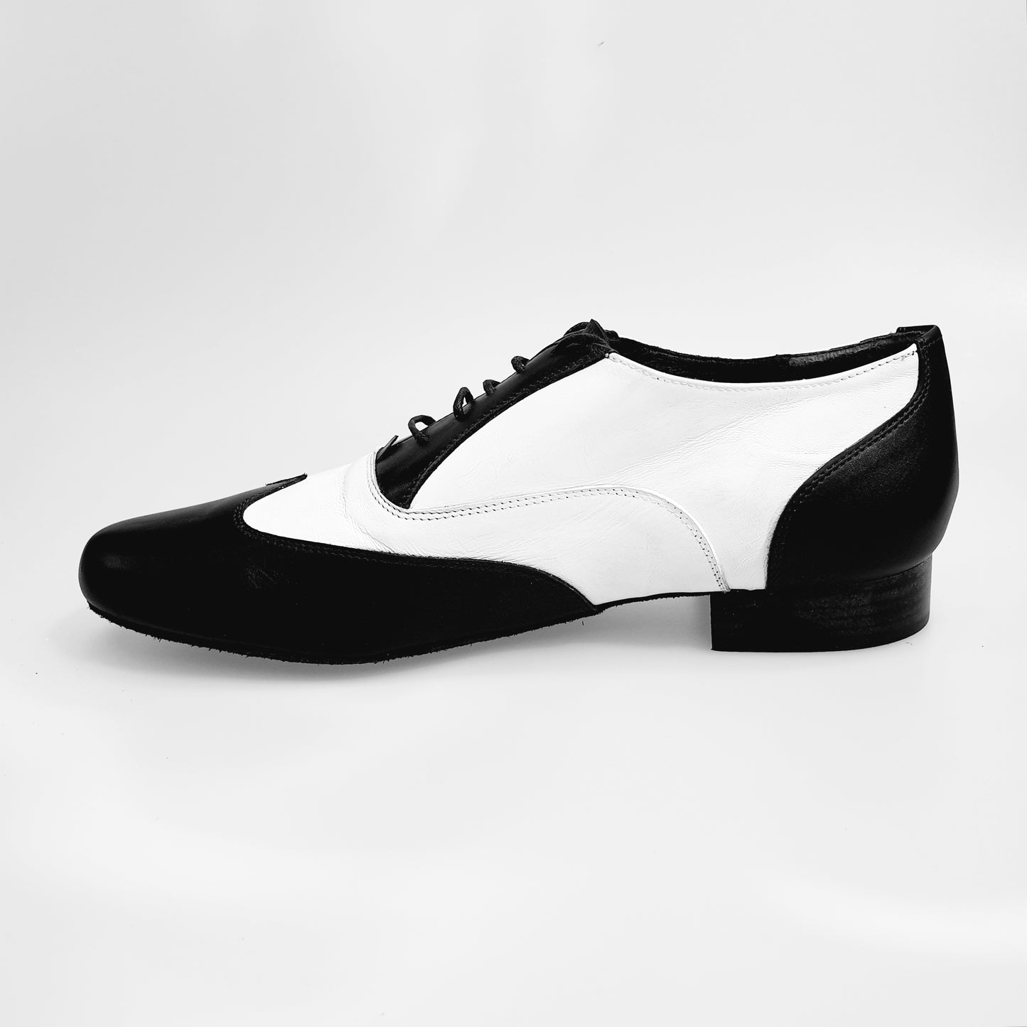 Scarpa Fred MS12 in pelle nera e bianca, modello Oxford con punta tonda, scarpa stringata coda di rondine in stile elegante.