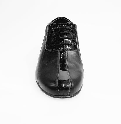 Scarpa da uomo Wish Dance Andrey (005V) in pelle nera con chiusura stringata e dettagli in vernice nera, stile Oxford.