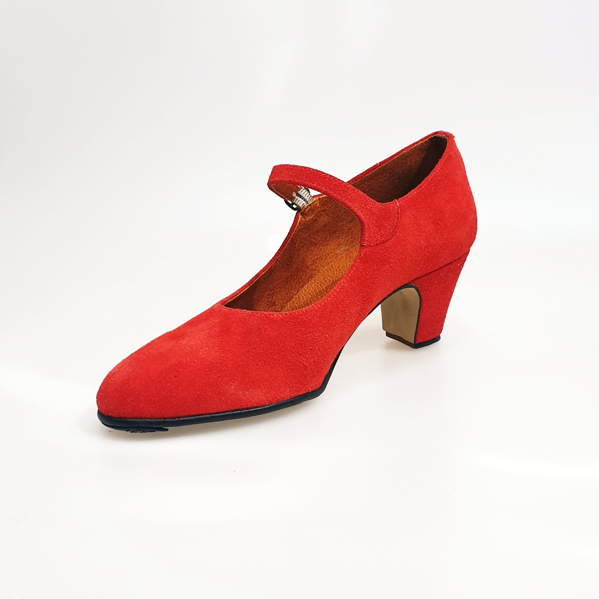 Scarpa decoltè da flamenco Carmen in camoscio rosso con chiodi ribattuti a mano, stile elegante e tradizionale.