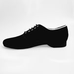 Carica immagine nella Galleria, Scarpa da uomo Esteban KIMA in camoscio nero con ricamo bianco, mod. Oxford, forma tonda, chiusura stringata.

