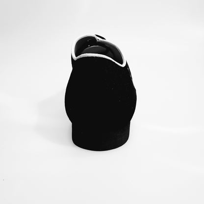 Scarpa da uomo Esteban KIMA Oxford in camoscio nero con ricamo bianco, forma tonda, chiusura stringata, marca Wish Dance Shop