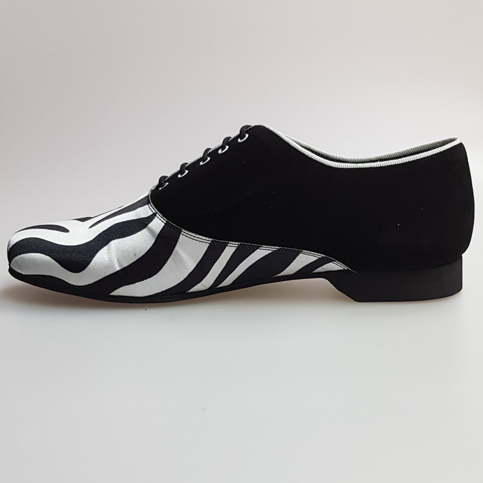 Scarpa da uomo Esteban KIMA Wish Dance Shop in camoscio nero e raso seta zebrato con ricamo bianco, chiusura stringata Oxford.