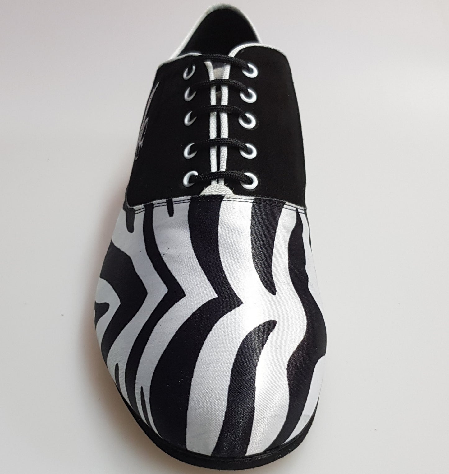 Scarpa da uomo Esteban MS07 KIMA in camoscio nero e raso seta zebrato, con chiusura stringata e ricamo bianco, forma tonda.
