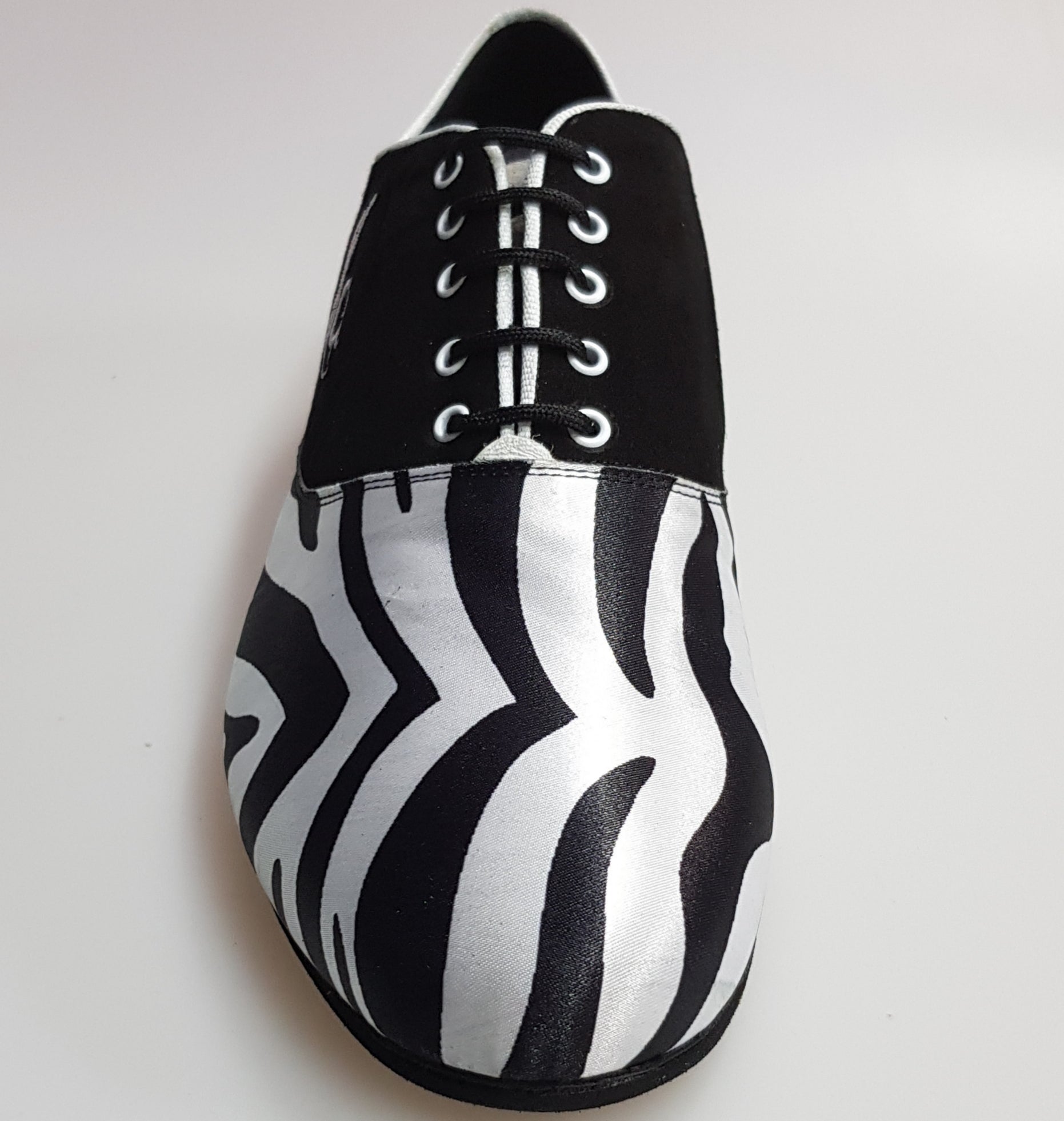 Scarpa da uomo Esteban MS07 KIMA in camoscio nero e raso seta zebrato, con chiusura stringata e ricamo bianco, forma tonda.