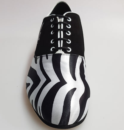 Scarpa da uomo Esteban MS07 KIMA in camoscio nero e raso seta zebrato, con chiusura stringata e ricamo bianco, forma tonda.