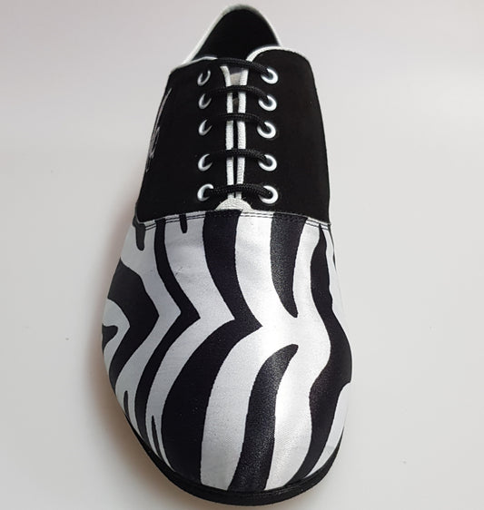 Scarpa da uomo Esteban MS07 KIMA in camoscio nero e raso seta zebrato, con chiusura stringata e ricamo bianco, forma tonda.