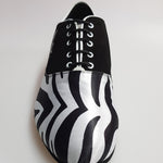 Carica immagine nella Galleria, Esteban (MS07) KIMA - Stringata da Uomo chiusura Mod. Oxford in Camoscio Nero e Raso seta Zebrato Ricamo Kima Bianco Forma Tonda
