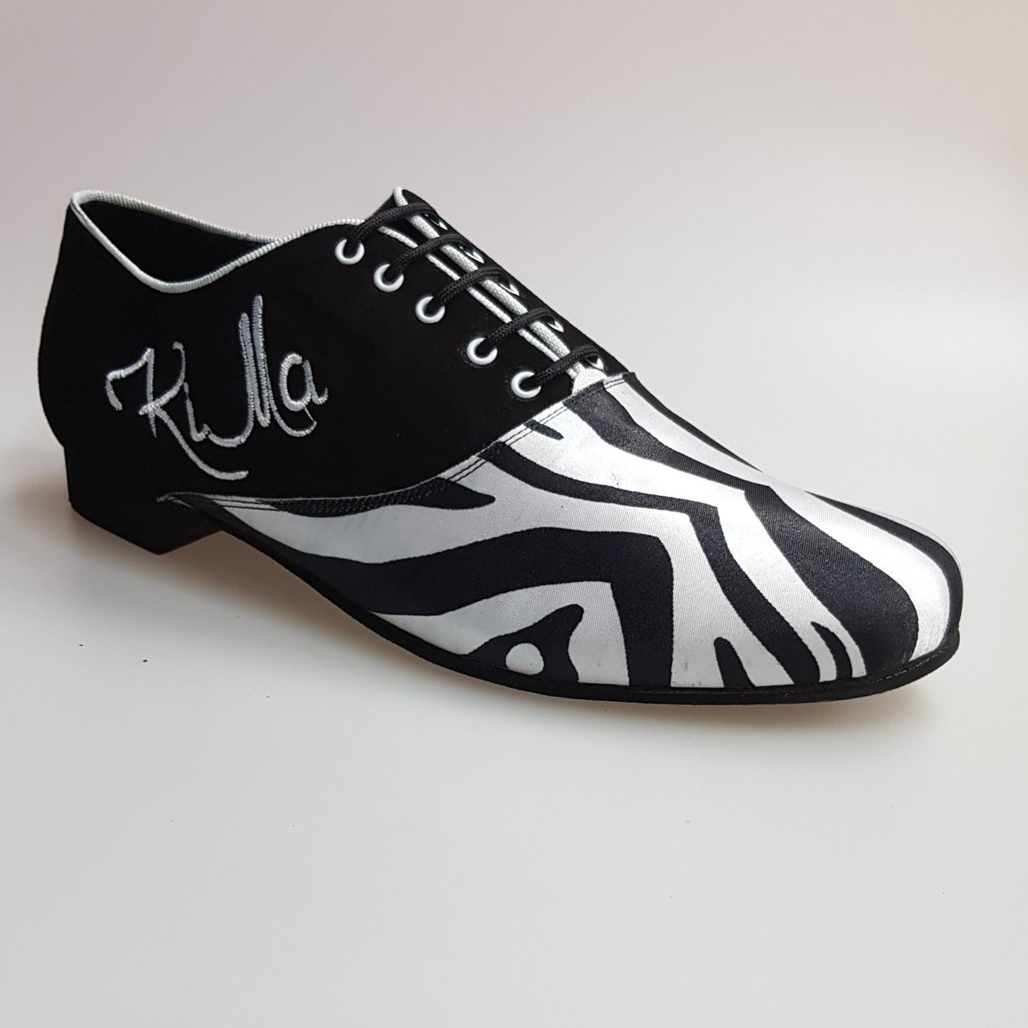 Scarpa da uomo Esteban MS07 KIMA, stringata Oxford in camoscio nero e raso seta bianco con ricamo zebrato, forma tonda