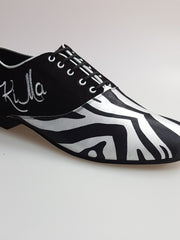 Load image into Gallery viewer, Esteban (MS07) KIMA - Stringata da Uomo chiusura Mod. Oxford in Camoscio Nero e Raso seta Zebrato Ricamo Kima Bianco Forma Tonda
