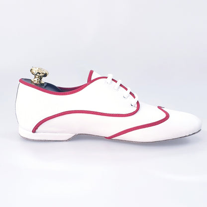 Scarpa jazz Billie Caribe in pelle bianca con profilo rosso, design elegante e comodo per danza e performance.