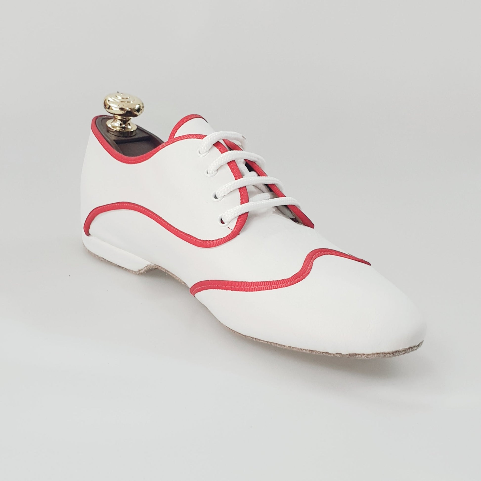 Scarpa jazz Billie Caribe in pelle bianca con profilo rosso, ideale per ballo e danza, vista frontale.