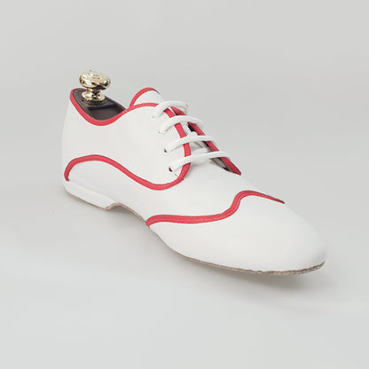 Scarpa jazz Billie Caribe in pelle bianca con profilo rosso, ideale per ballo e danza, vista frontale.