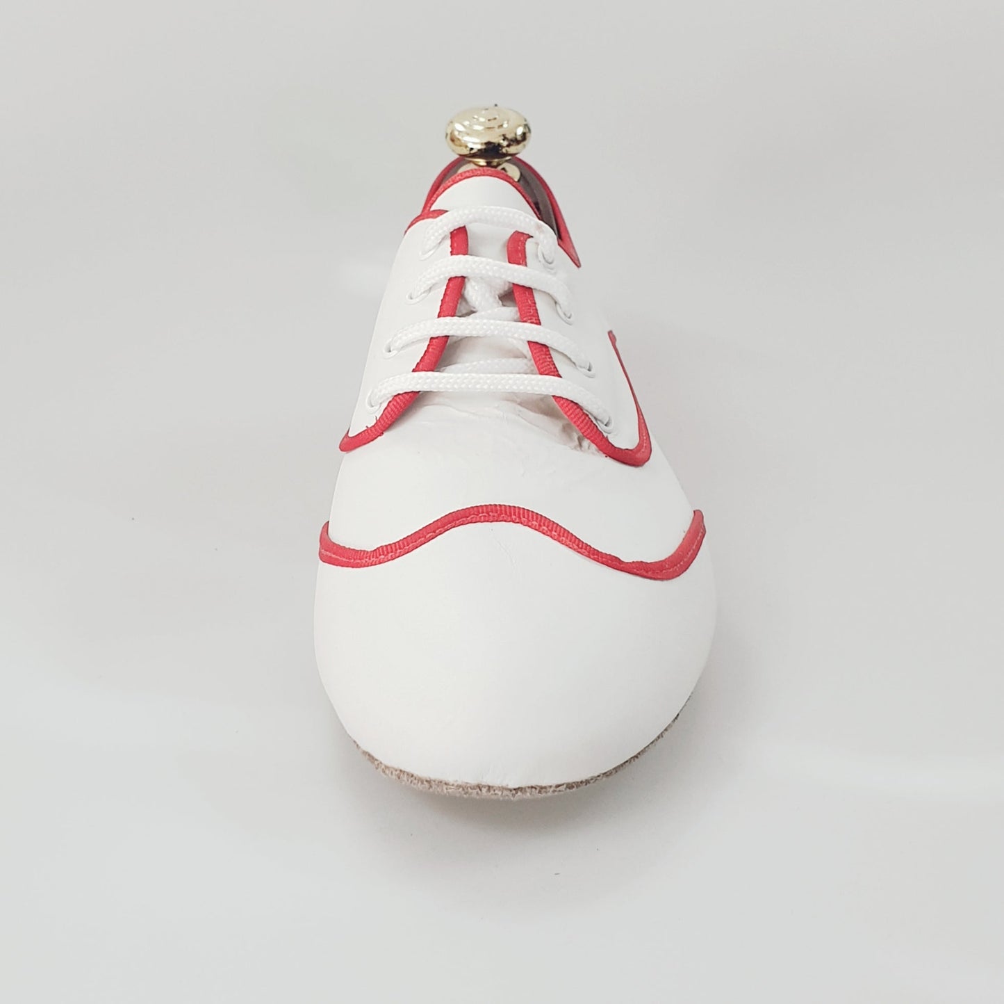 Scarpa jazz Billie Caribe in pelle bianca con profilo rosso, design elegante e dettagli raffinati.