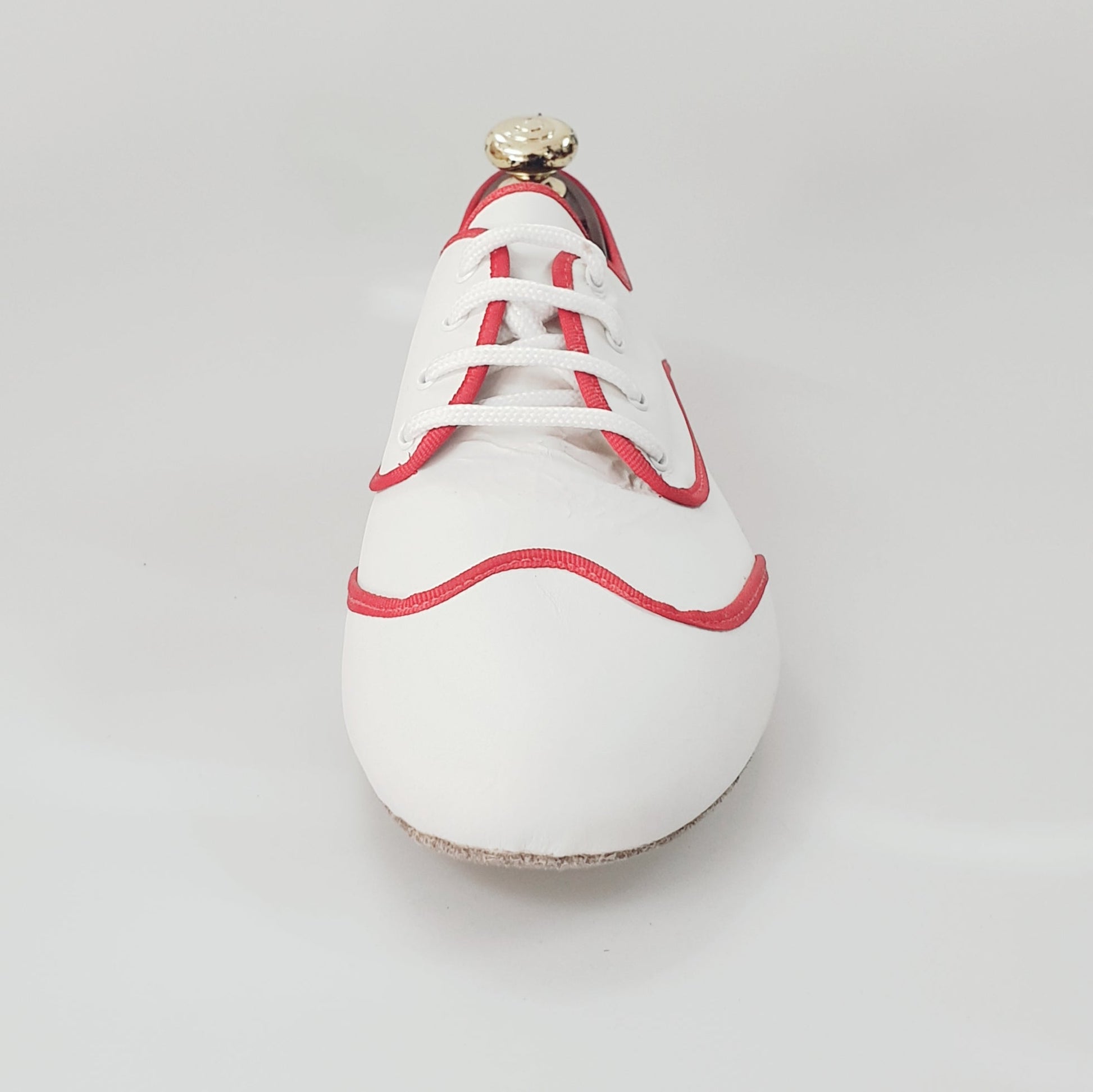 Scarpa jazz Billie Caribe in pelle bianca con profilo rosso, design elegante e dettagli raffinati.