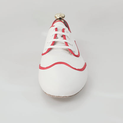 Scarpa jazz Billie Caribe in pelle bianca con profilo rosso, design elegante e dettagli raffinati.