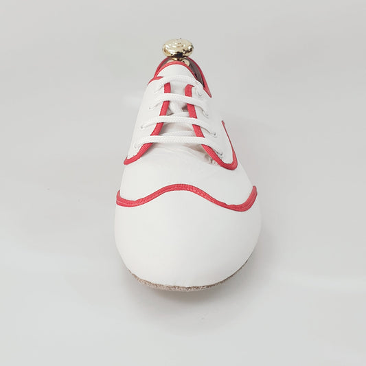 Scarpa jazz Billie Caribe in pelle bianca con profilo rosso, design elegante e dettagli raffinati.