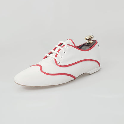 Scarpa jazz Billie Caribe in pelle bianca con profilo rosso, design elegante e dettagli artistici, ideale per danza.