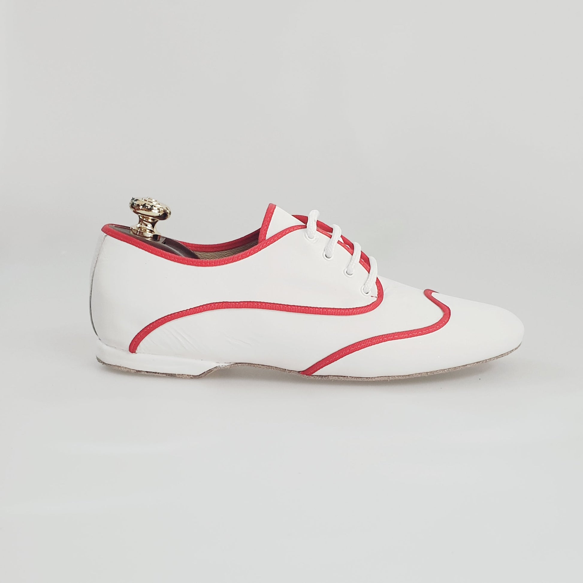 Scarpa jazz Billie Caribe in pelle bianca con profilo rosso, ideale per danza e performance.