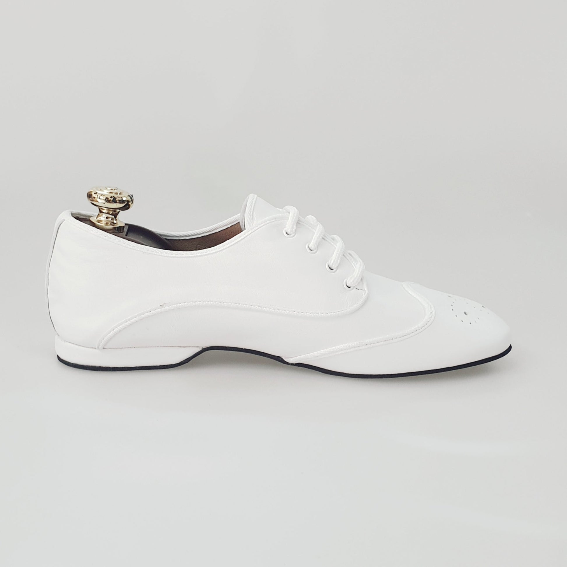 Scarpa Jazz Billie Pearl White di Wish Dance Shop in pelle bianca con profilo bianco, ideale per danze jazz.