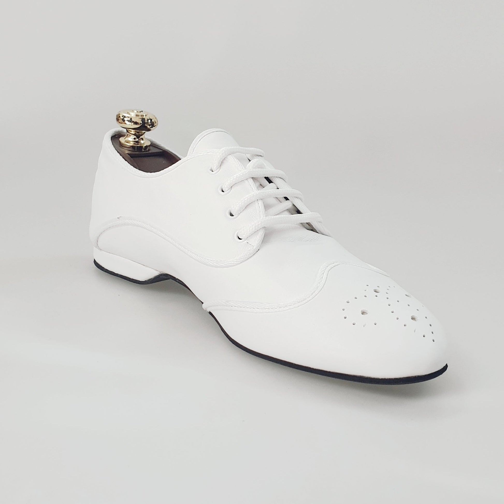 Scarpa jazz Billie Pearl White in pelle bianca con profilo bianco, scarpa da ballo Wish Dance Shop, dettaglio elegante e classico