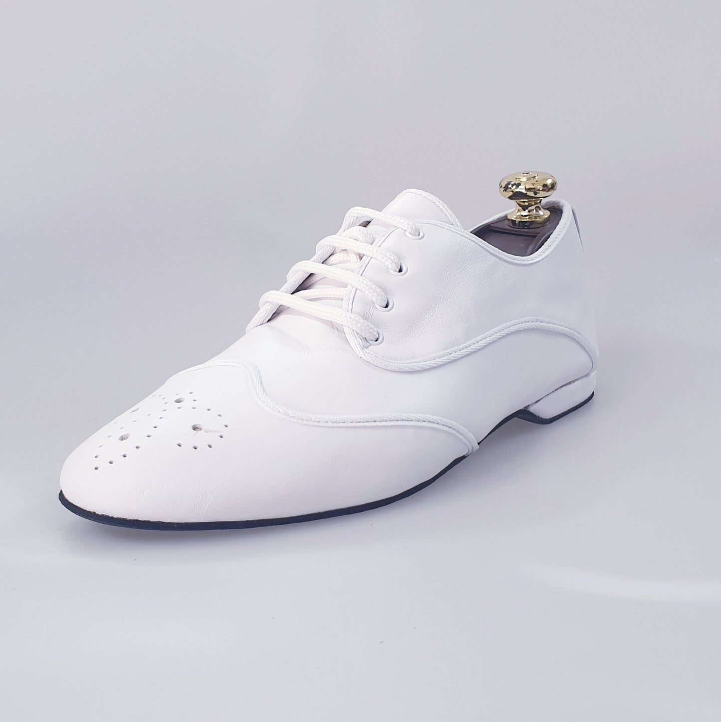 Scarpa jazz Billie Pearl White Wish Dance Shop in pelle bianca con profilo bianco, adatta per ballo jazz, vista da lato