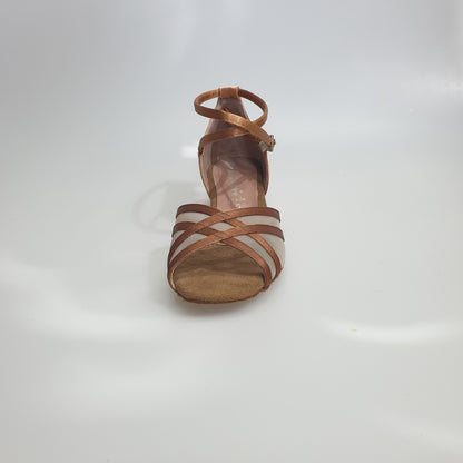 Scarpa da ballo per bambina DORINA QB con strisce in raso bronzo e dettagli in retina, ideale per danza e performance.