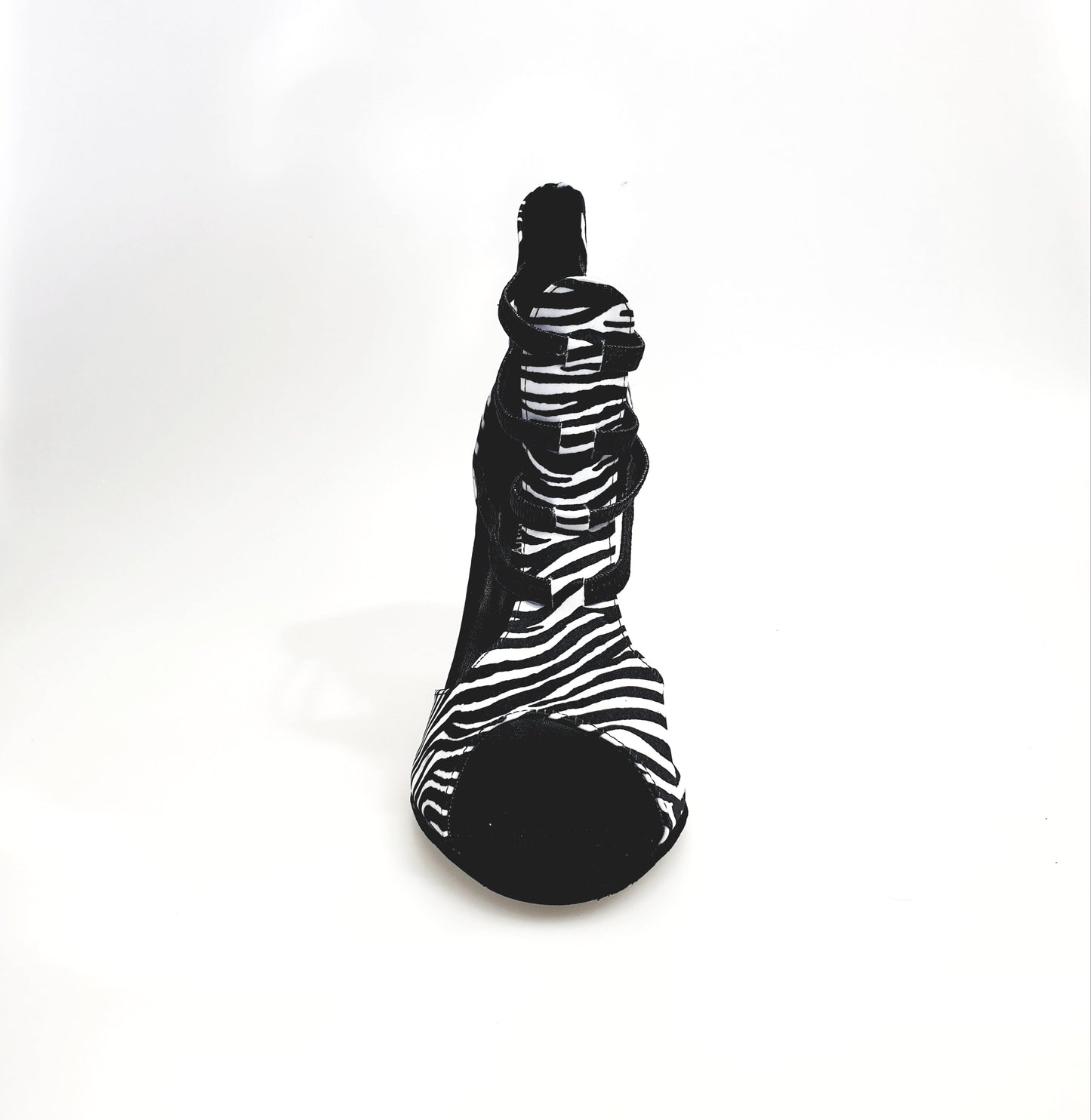 Sandalo da donna Wish Dance Shop in raso seta zebrato con elastici neri e tacco a spillo rivestito in raso seta zebra.