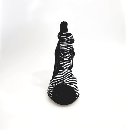 Sandalo da donna Wish Dance Shop in raso seta zebrato con elastici neri e tacco a spillo rivestito in raso seta zebra.