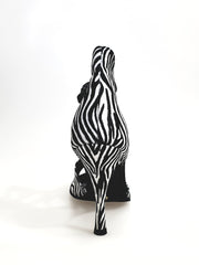Carica immagine nella Galleria, Whole Zebra (460PW) - Sandalo da Donna in Raso seta Zebrato con Elastici Neri e tacco a spillo rivestito raso seta zebra
