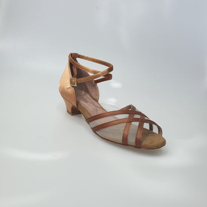 Scarpa da ballo per bambina DORINA QB con strisce in raso bronzo e dettagli in retina, ideale per danza e coreografie.