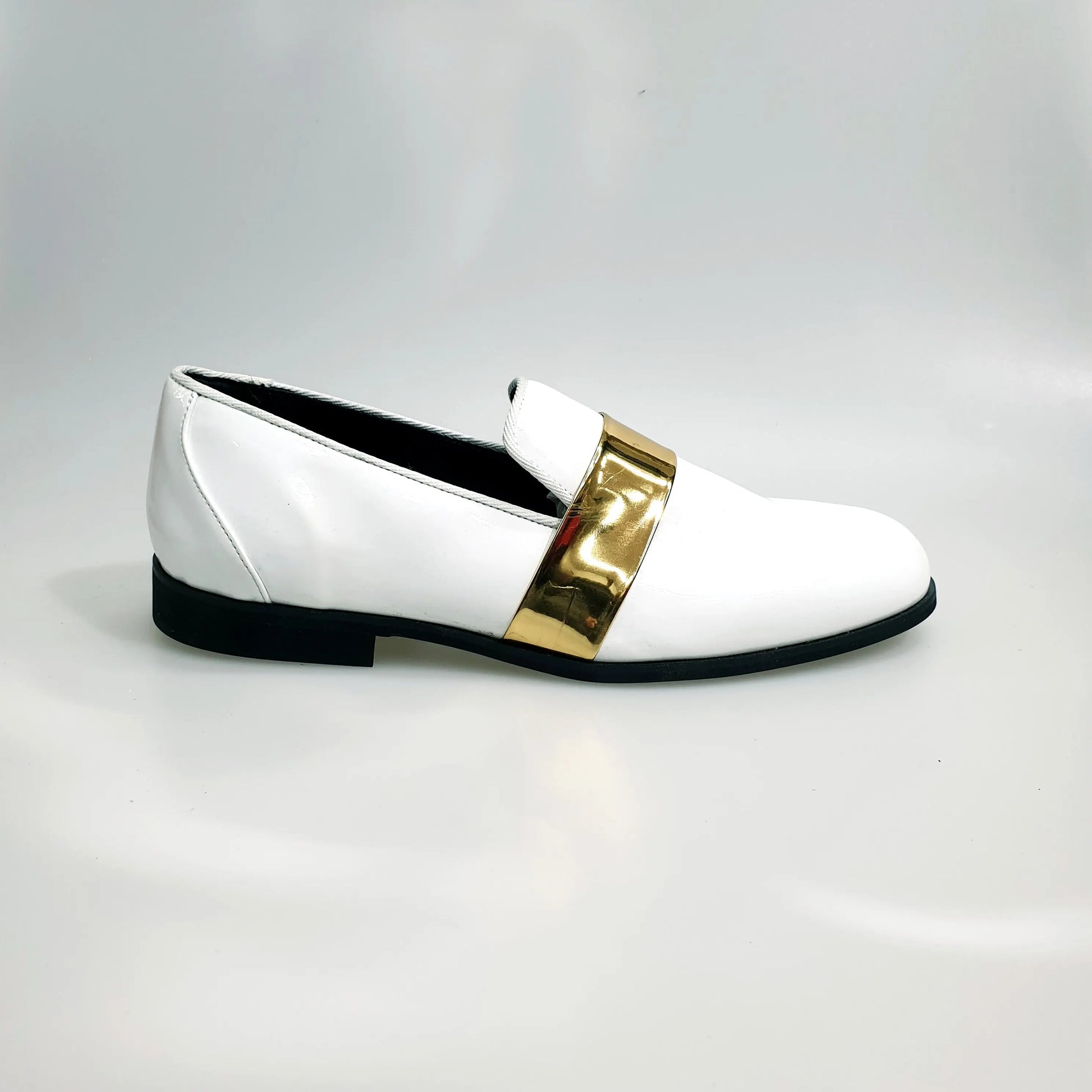 Mocassino in vernice bianca con fascia oro, scarpa Wish Dance Shop, fodera in vera pelle italiana, elegante e raffinato.