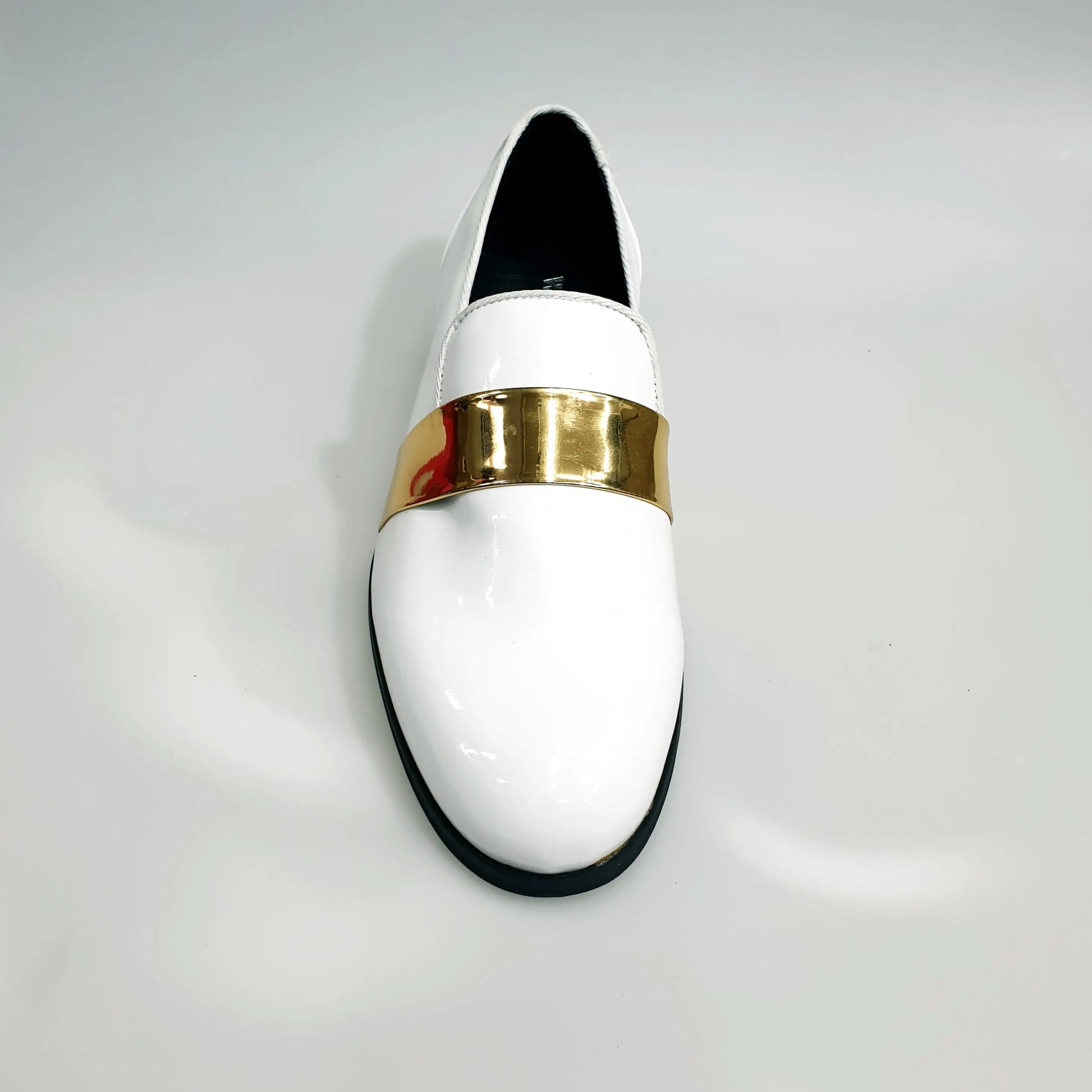Mocassino in vernice bianca con fascia oro, scarpa Wish Dance Shop, foderato in vera pelle italiana, elegante e raffinato.
