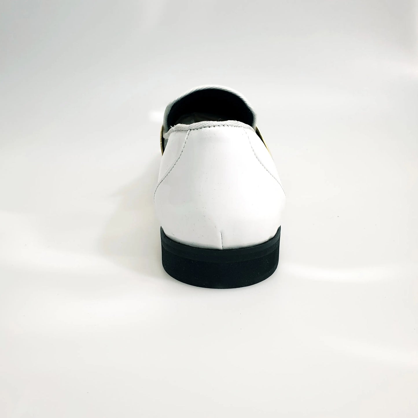 Mocassino in vernice bianca con fascia oro e fodera in vera pelle italiana, scarpa elegante da donna.
