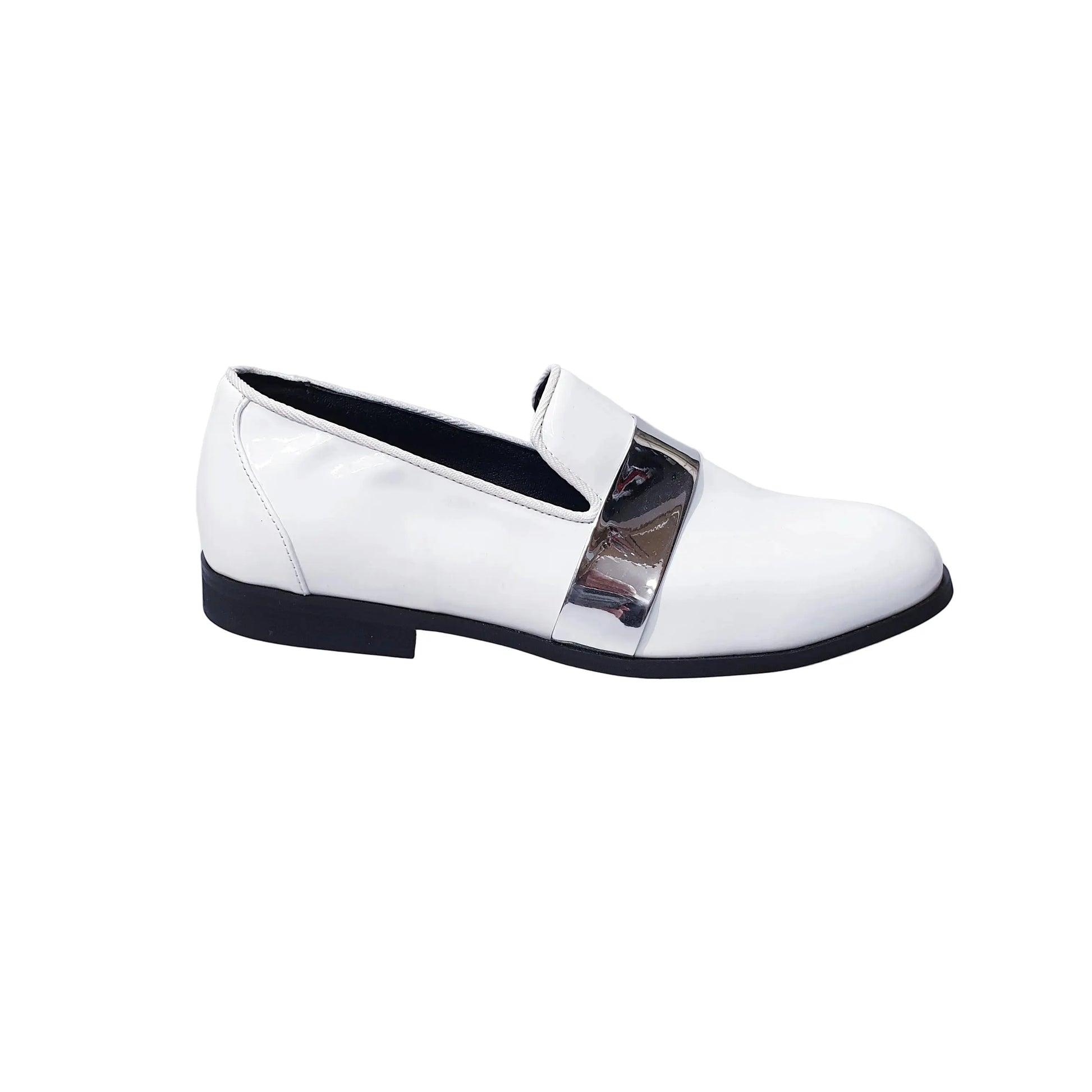 Scarpa mocassino Jackson in vernice bianca con fascia argento, foderata in vera pelle italiana, da donna, elegante e lucida.