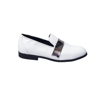Scarpa mocassino Jackson in vernice bianca con fascia argento, foderata in vera pelle italiana, da donna, elegante e lucida.