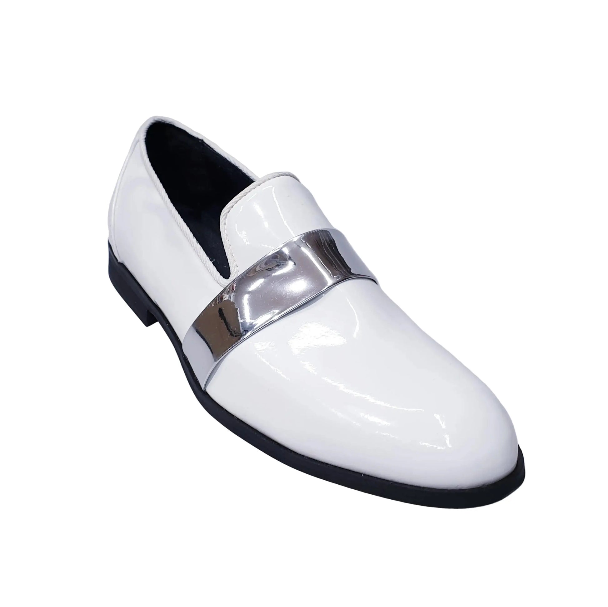 Scarpa mocassino Jackson (PJ) in vernice bianca con fascia argento, foderato in vera pelle italiana, elegante e alla moda.