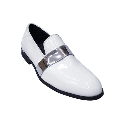 Scarpa mocassino Jackson (PJ) in vernice bianca con fascia argento, foderato in vera pelle italiana, elegante e alla moda.