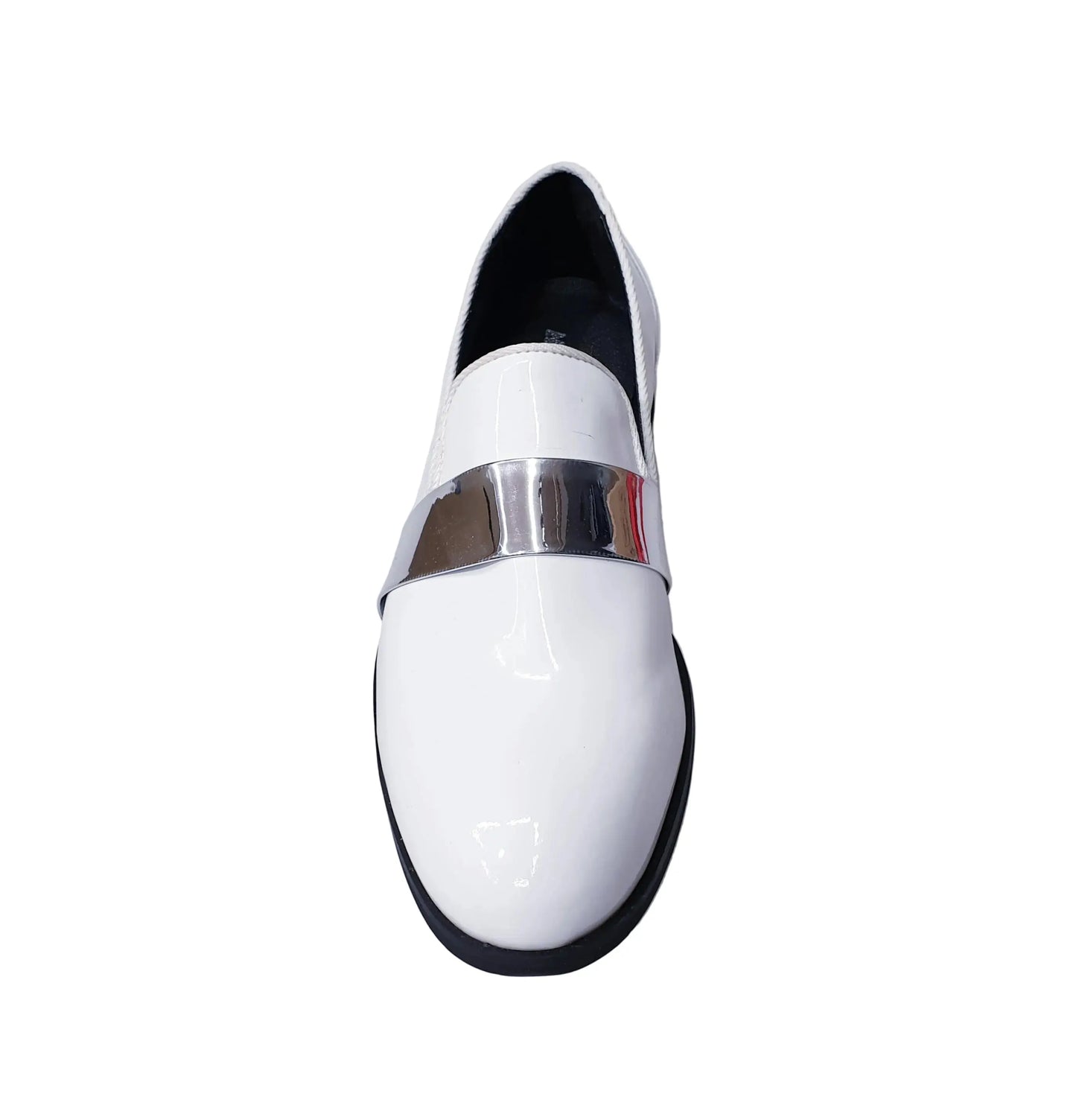 Scarpa mocassino Jackson (PJ) bianca in vernice con fascia argento, fodera in vera pelle italiana, elegante e confortevole.
