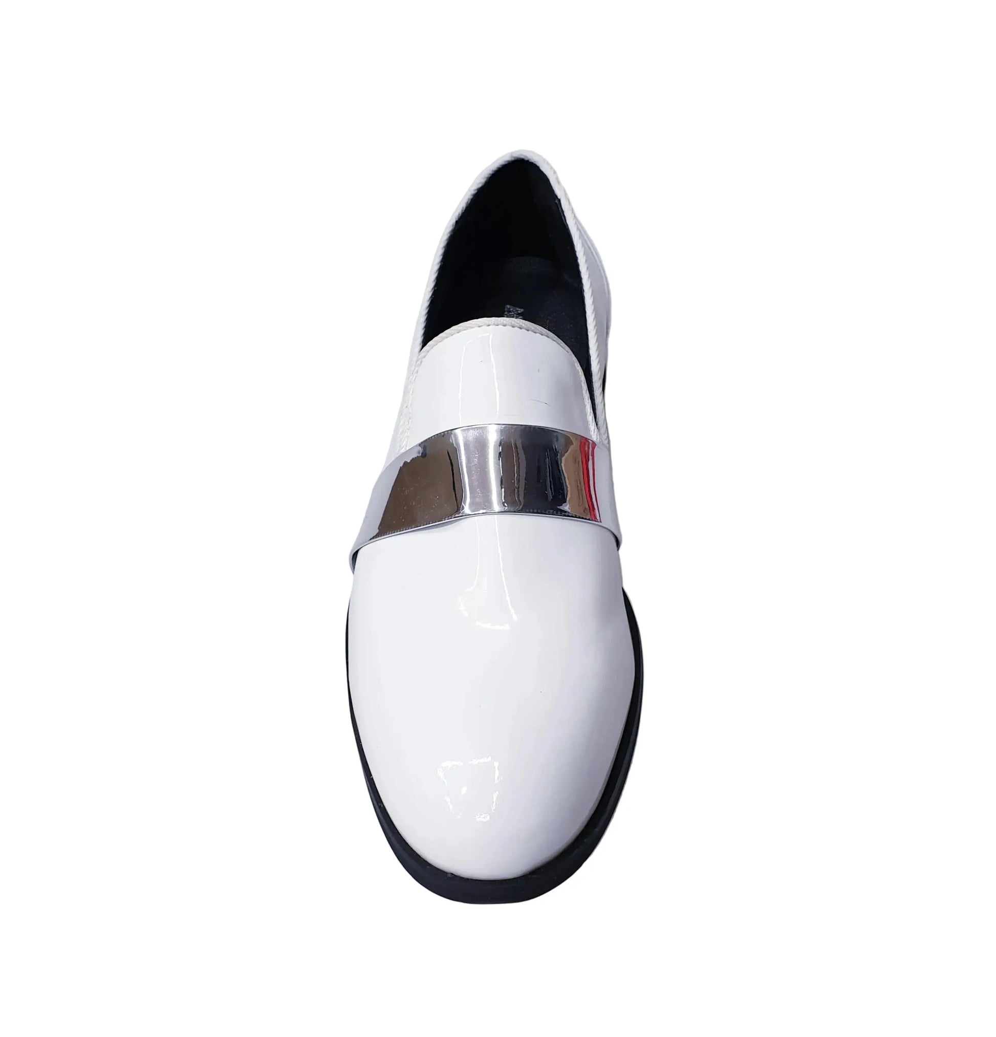 Scarpa mocassino Jackson (PJ) bianca in vernice con fascia argento, fodera in vera pelle italiana, elegante e confortevole.
