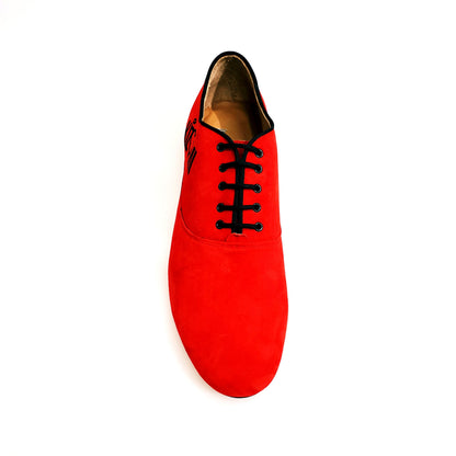 Scarpe stringate da uomo Milano KIZMI in camoscio rosso con profilo nero, chiusura Oxford, forma tonda, ricamo nero.