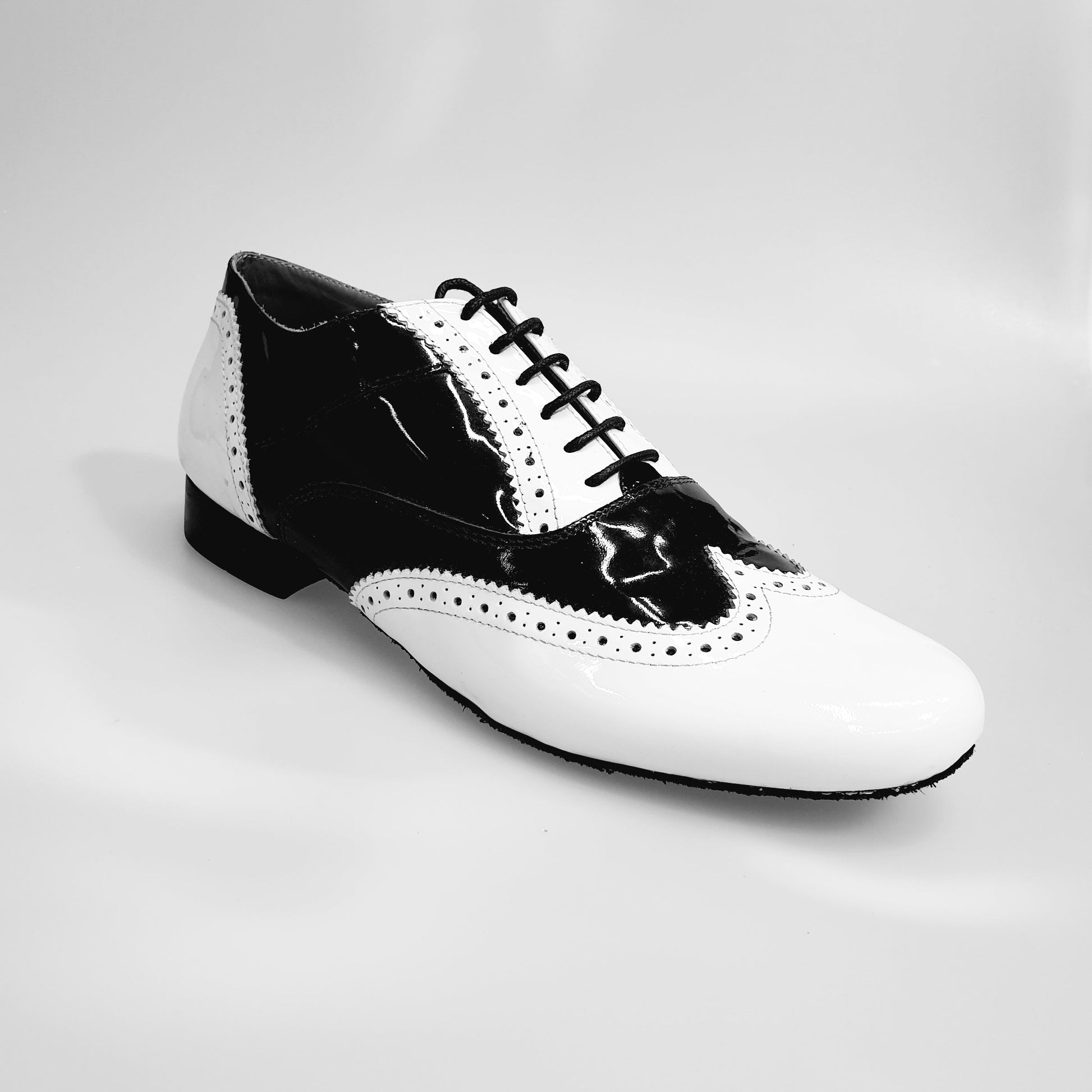 Scarpa Oxford Brogue Wish Dance Shop Adone MS14 in vernice bianca e nera, forma tonda, con lacci e dettaglio coda di rondine