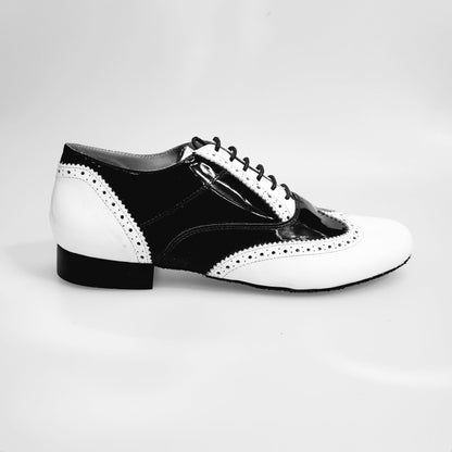 Scarpa stringata Adone MS14 in vernice bianca e nera con forma tonda, stile oxford brogue, marca Wish Dance Shop.