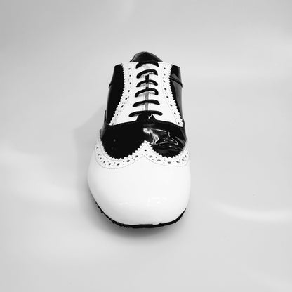 Scarpa stringata coda di rondine Wish Dance Shop Adone MS14 in vernice bianca e nera, forma tonda, stile oxford brogue.