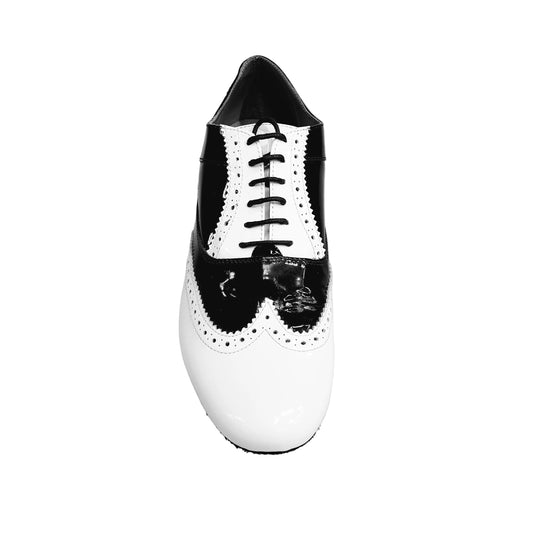 Scarpa stringata Adone MS14 in vernice bianca e nera, modello Oxford Brogue con forma tonda, vista frontale.