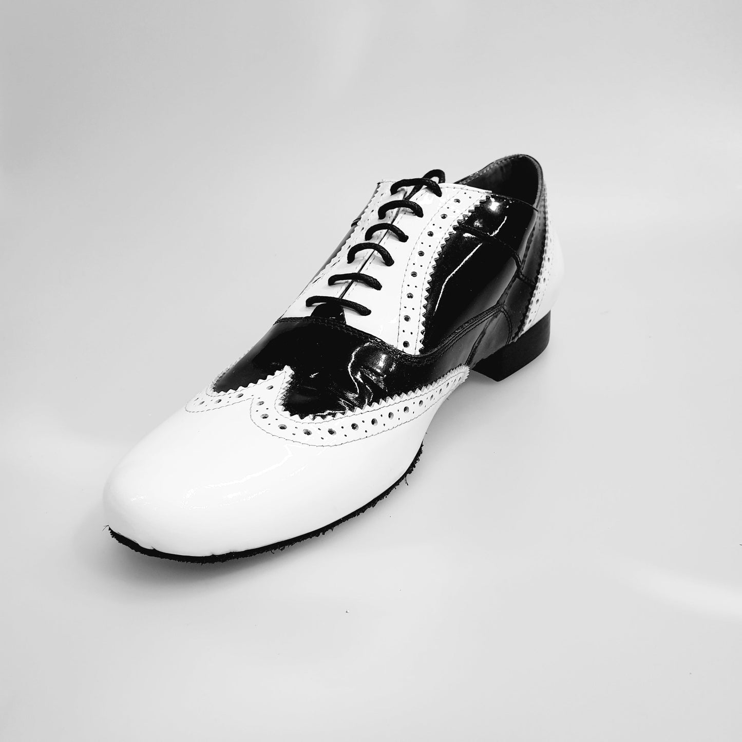 Scarpa stringata Oxford Brogue Adone MS14 in vernice bianca e nera, forma tonda, con dettagli alla coda di rondine.
