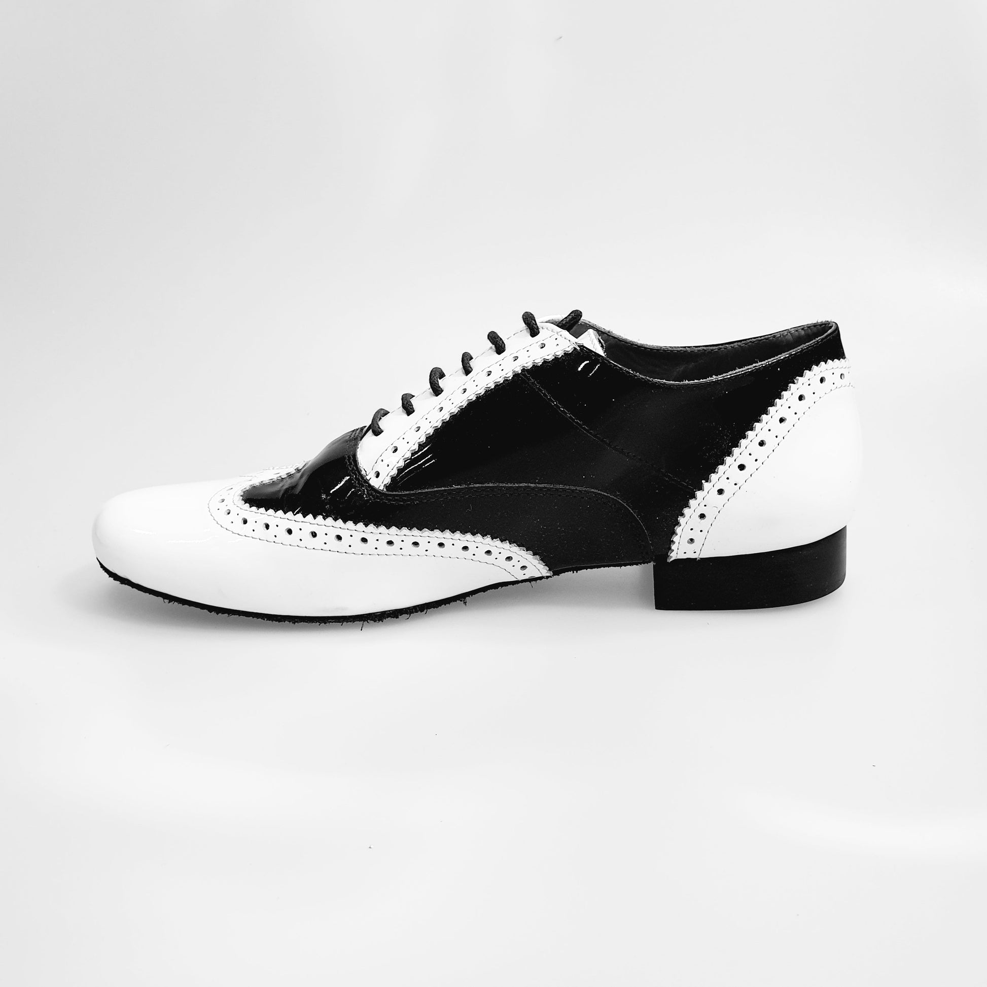 Scarpa stringata coda di rondine Wish Dance Shop modello Oxford Brogue in vernice bianca e nera, forma tonda, vista frontale.