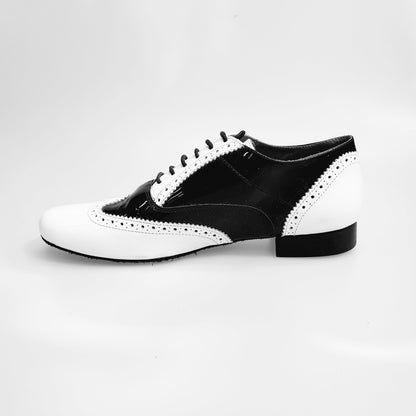 Scarpa stringata coda di rondine Wish Dance Shop modello Oxford Brogue in vernice bianca e nera, forma tonda, vista frontale.