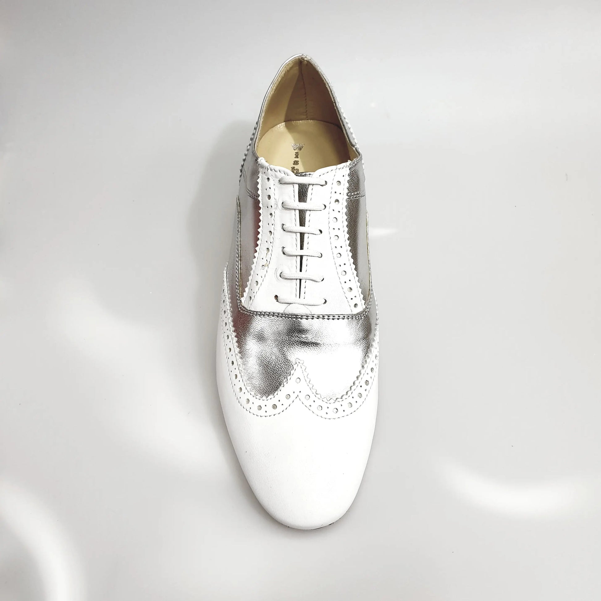 Scarpa stringata Richard MS14 Oxford Brogue in pelle bianca e argento, forma lunga, stile elegante e classico.